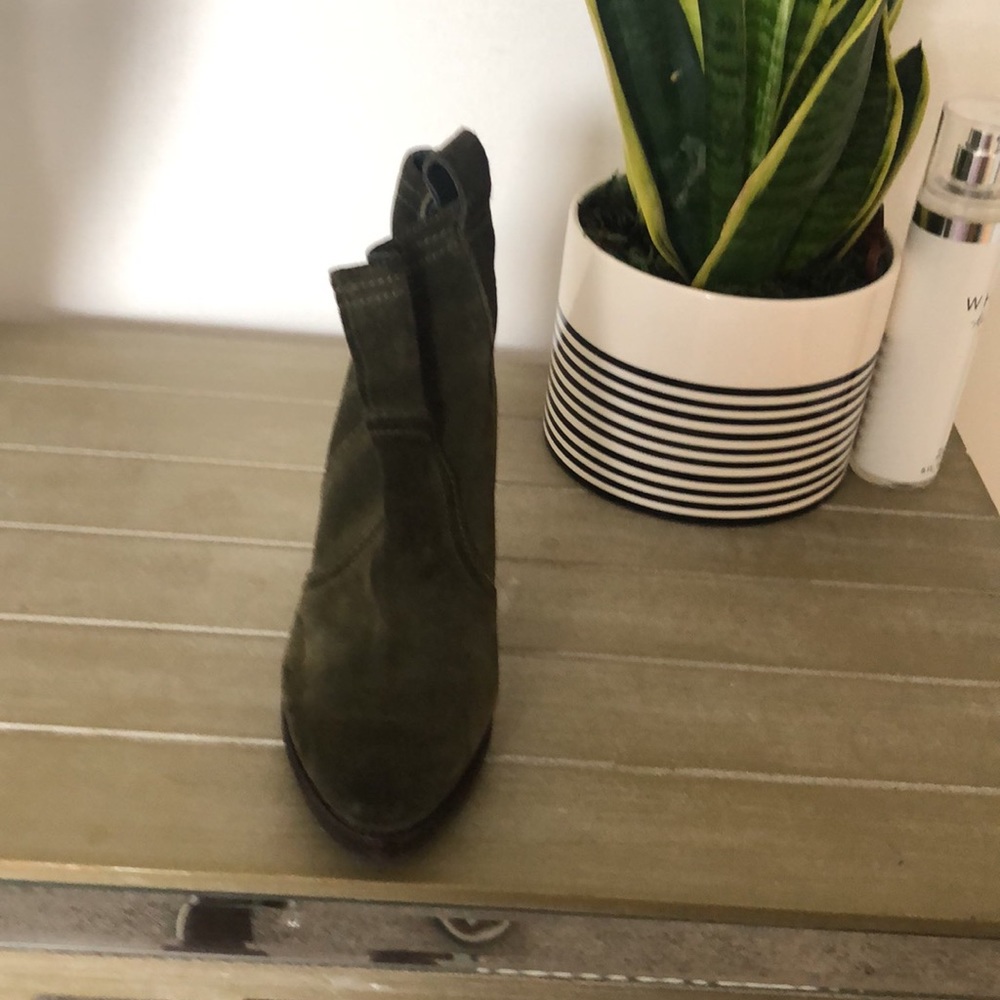 Shoes - Picture 2 of 4